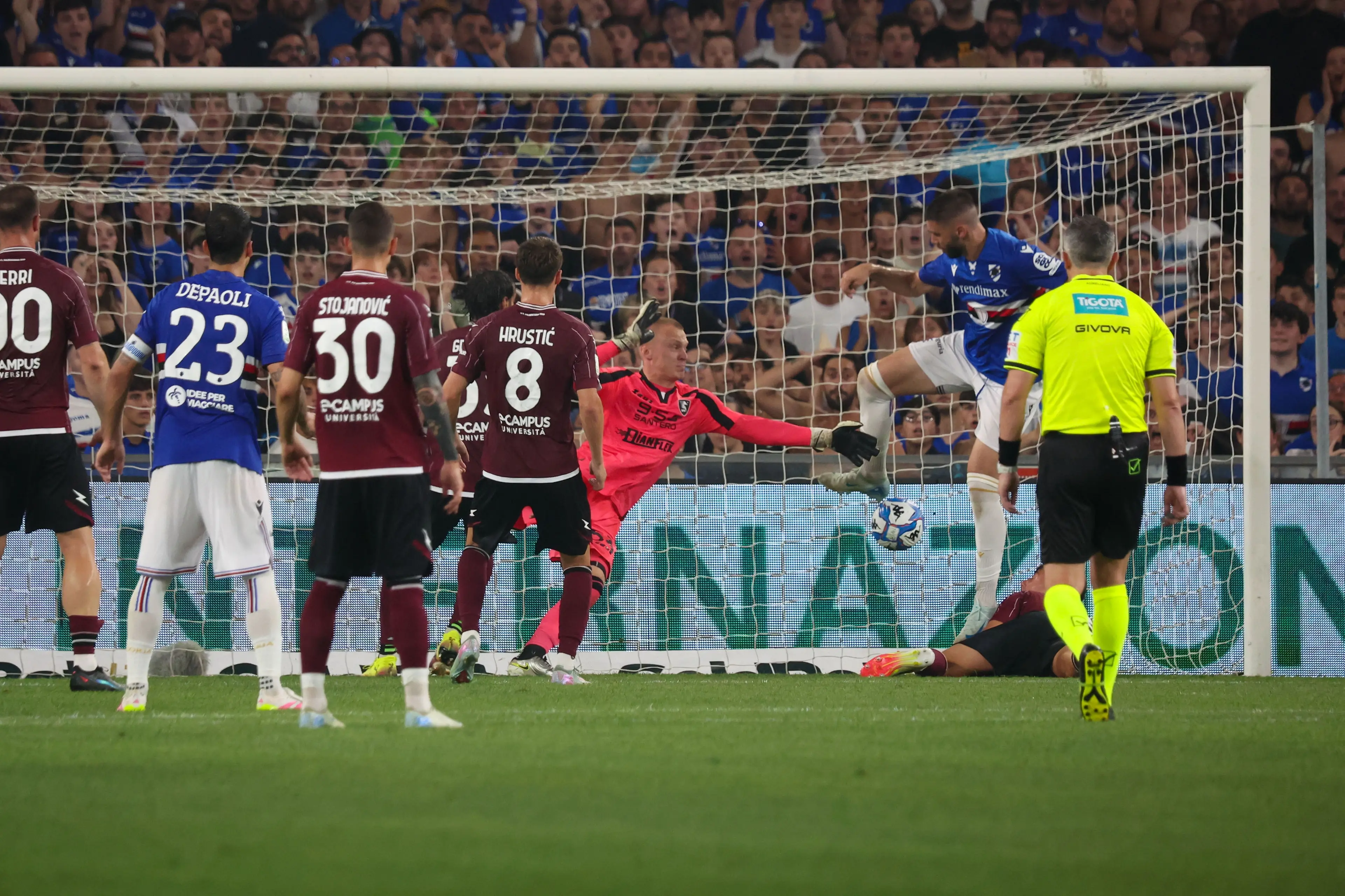 La Samp vince 2-0, la Salernitana finisce in ospedale: play out di Serie B nel caos\n