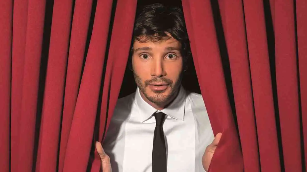 De Martino tra gossip e prime serate: la Rai lo richiama all’ordine\n