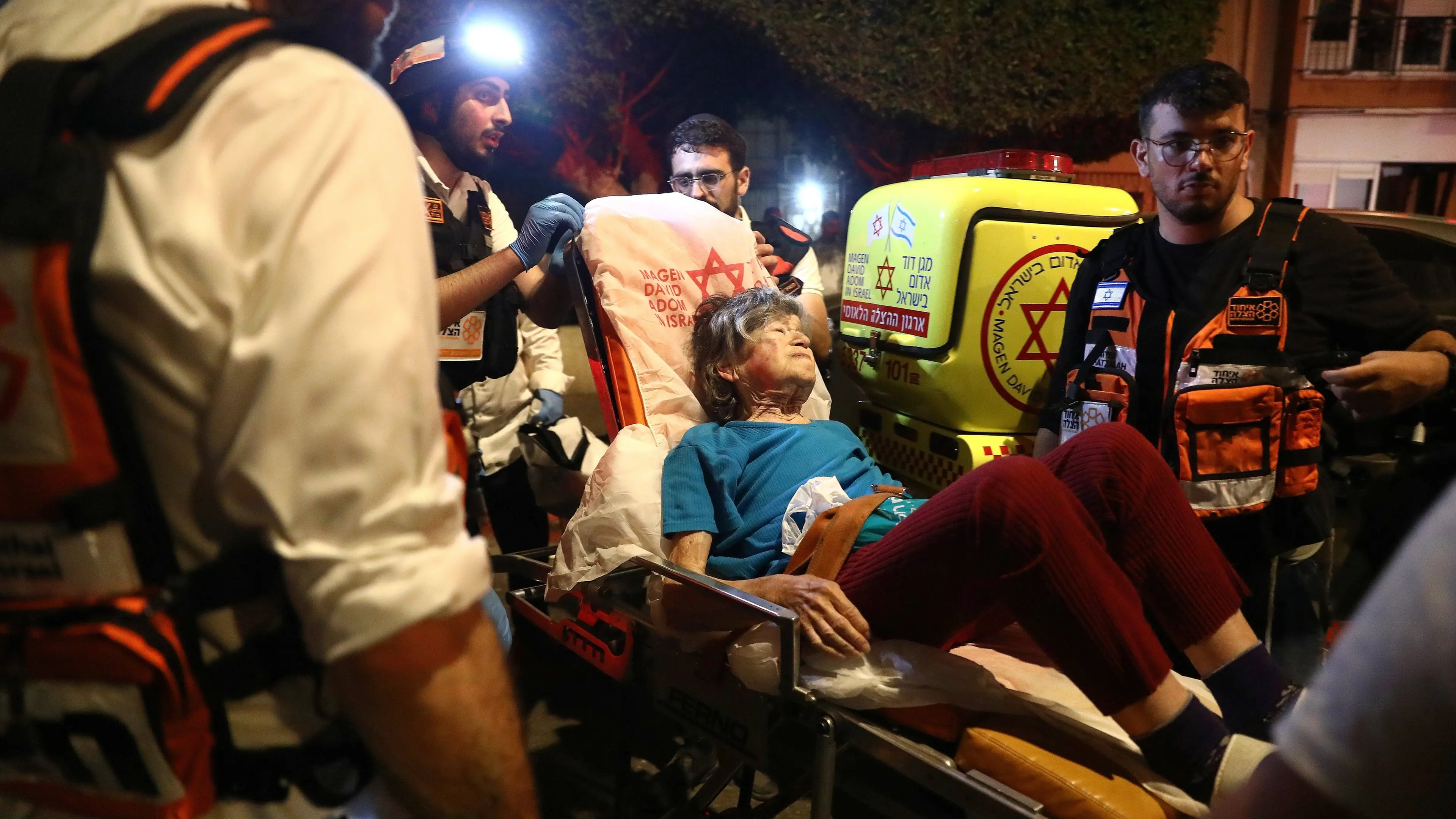 Tel Aviv sotto i missili iraniani: la vita a singhiozzi tra sirene e speranza nella città che resiste\n
