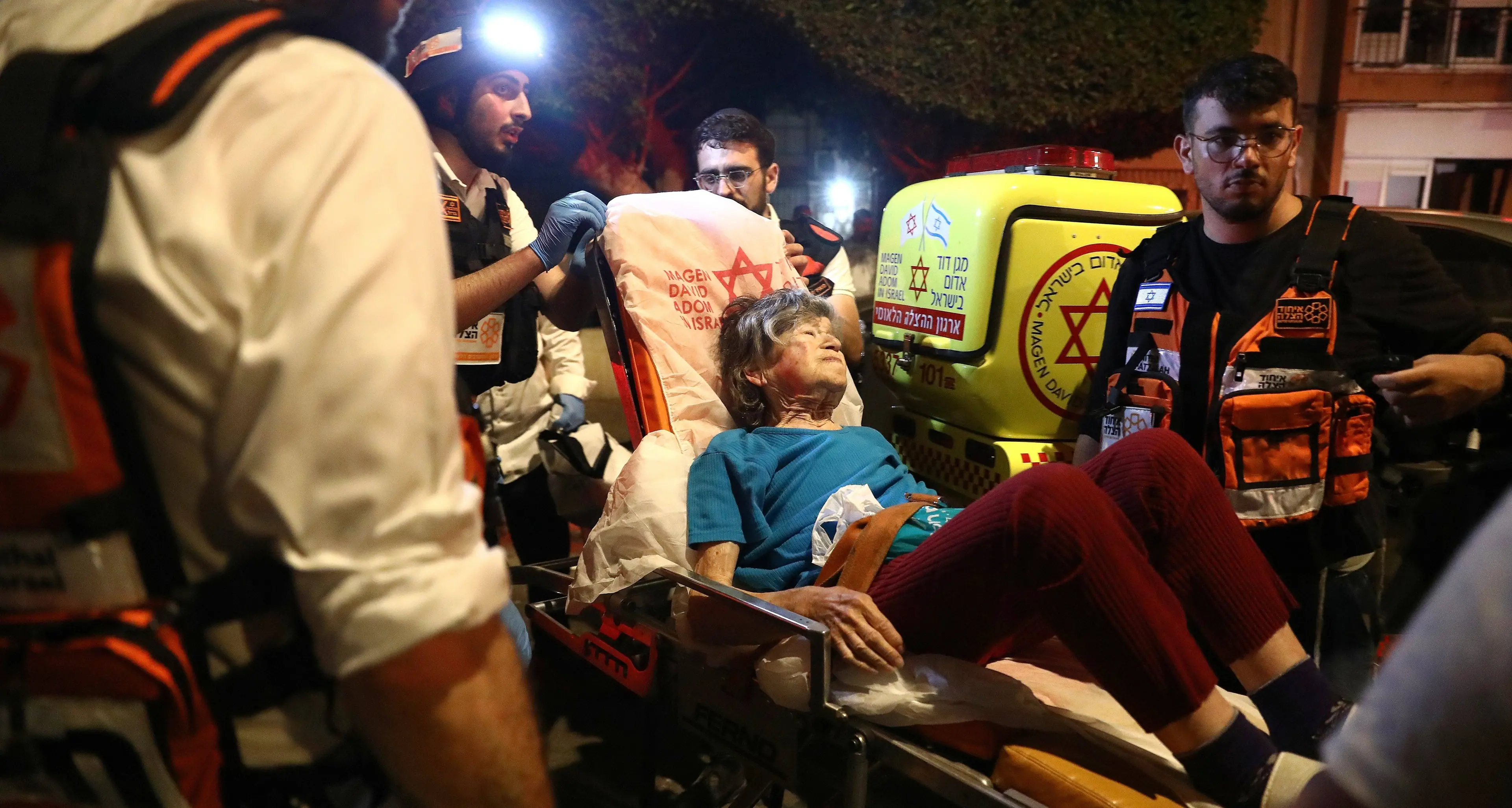 Tel Aviv sotto i missili iraniani: la vita a singhiozzi tra sirene e speranza nella città che resiste\n