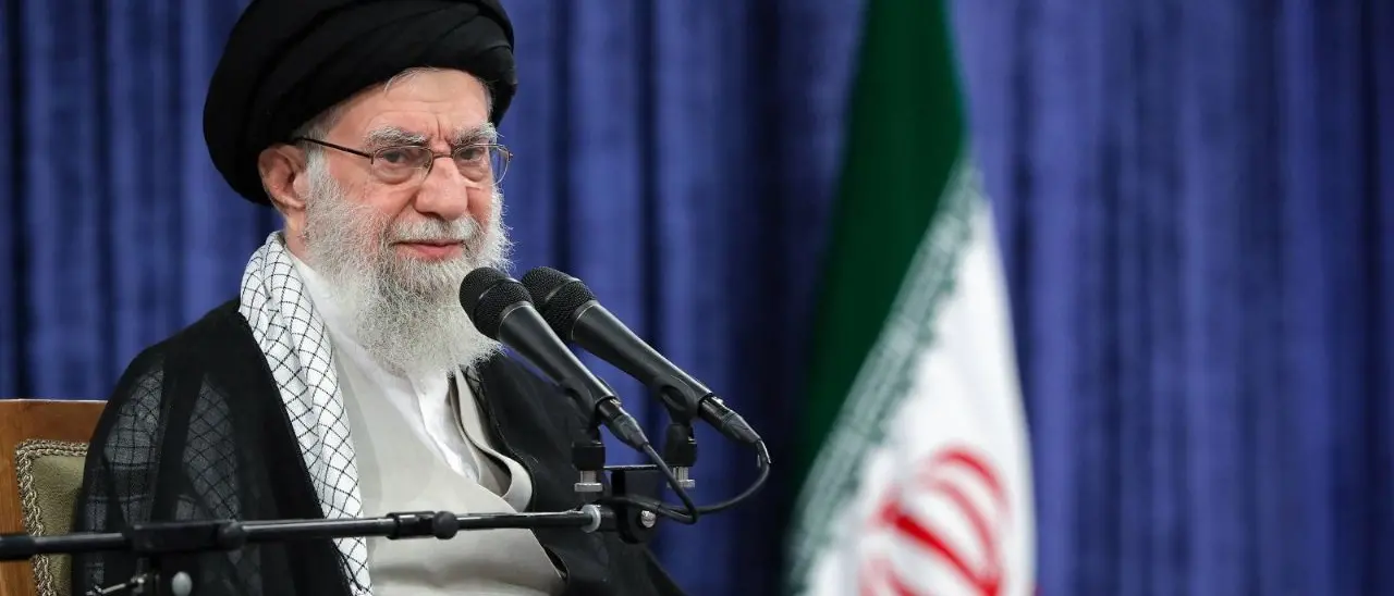 Khamenei nel mirino di Israele: «Trump disse no al raid». E il leader iraniano ora si nasconde nel bunker\n
