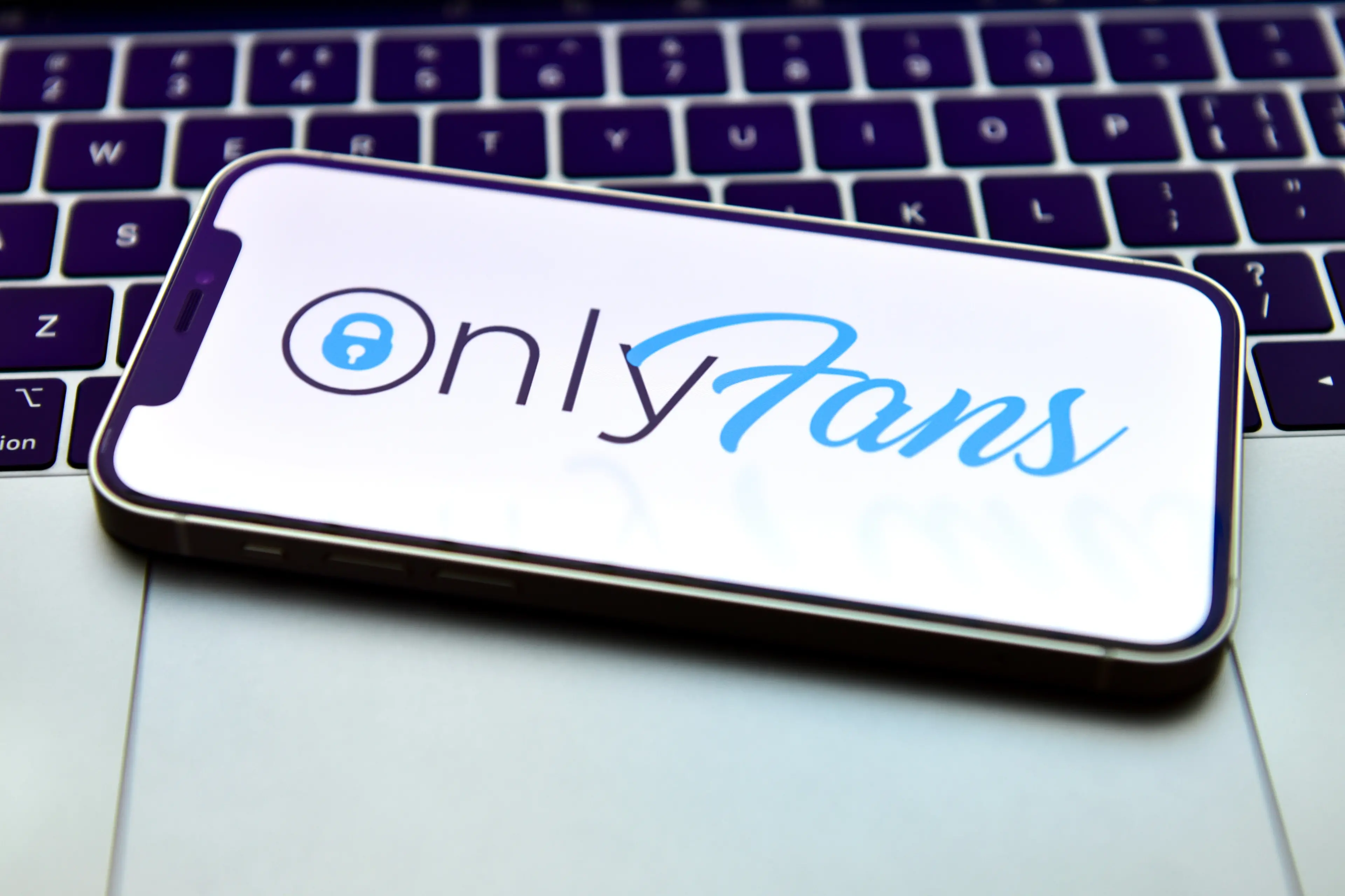 OnlyFans,\u00A0giù la maschera: è una truffa capitalista travestita da rivoluzione sessuale\u00A0\n