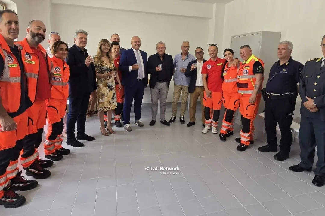 <p>Una foto di gruppo durante i festeggiamenti</p>\\n