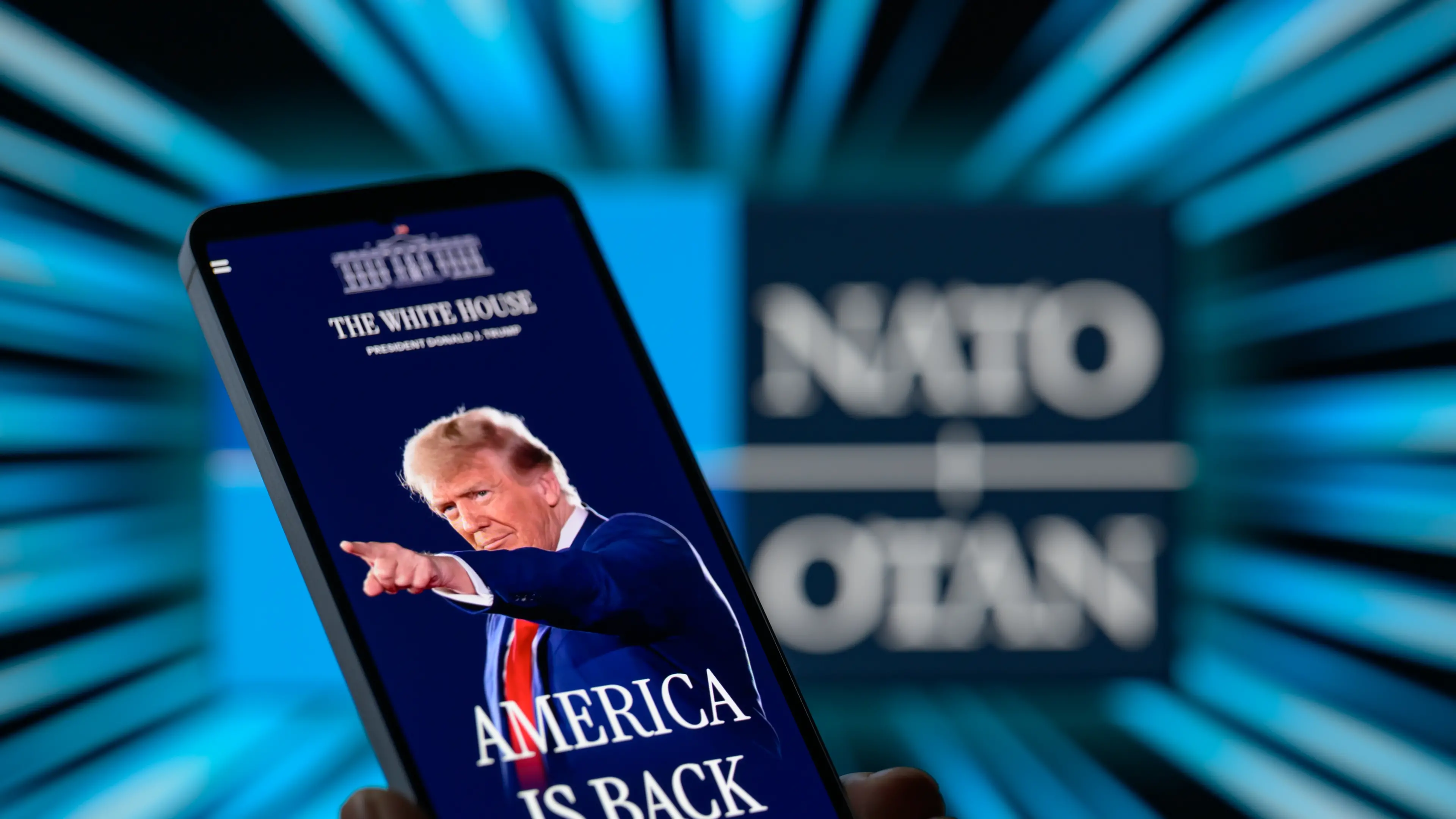 Dopo le torri e i golf club, ora anche i cellulari: Trump lancia la sua rete mobile di telefonini made in Usa\n