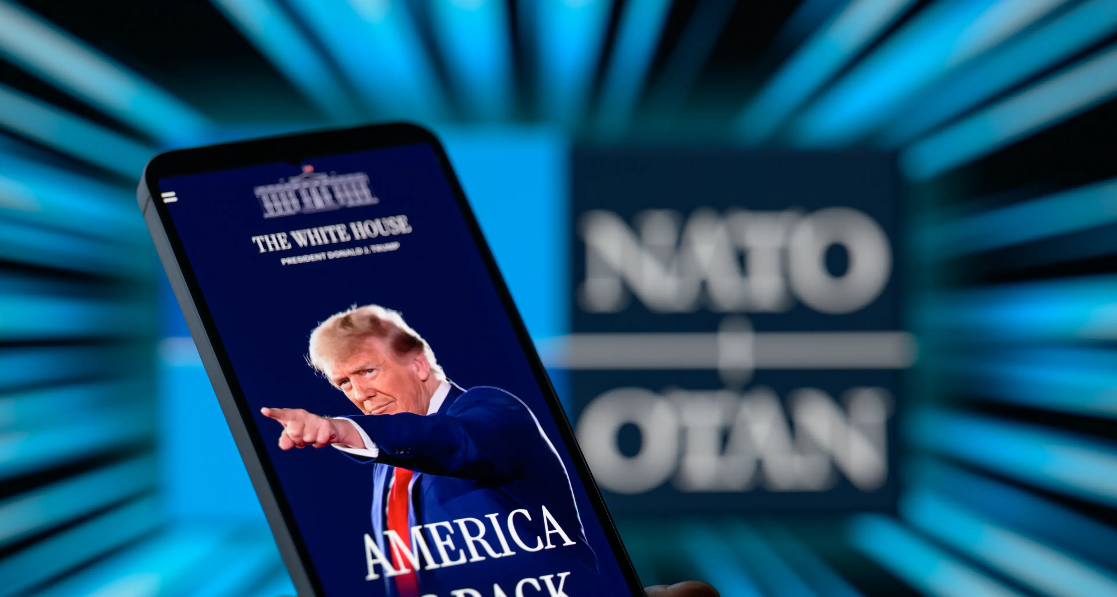 Dopo le torri e i golf club, ora anche i cellulari: Trump lancia la sua rete mobile di telefonini made in Usa\n