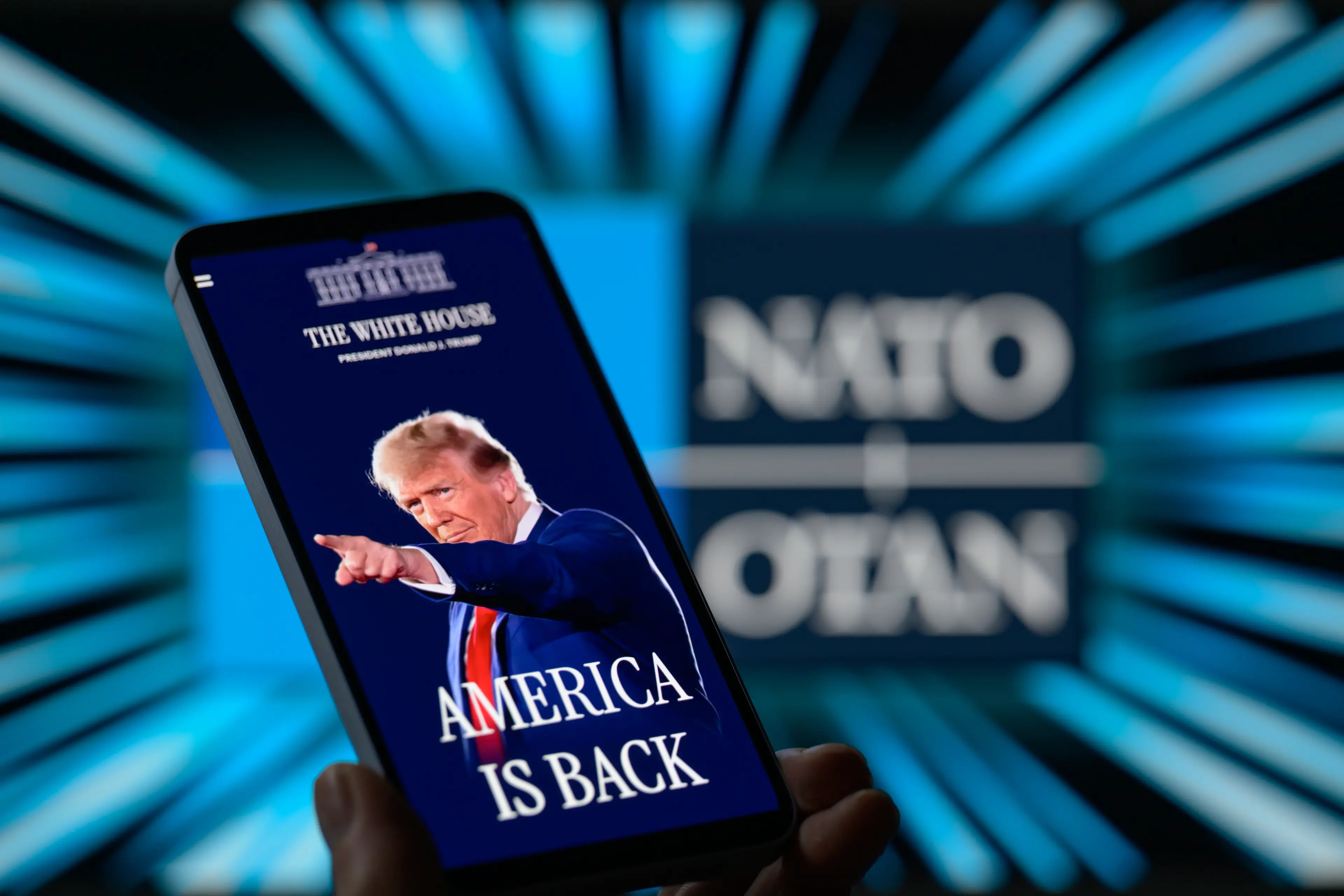 <p>La Trump Organization lancia Trump mobile</p>\\n , Jonathan Raa/Sipa USA