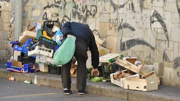 Sempre più famiglie bussano alla porta della Caritas, in dieci anni +62%: «Il lavoro non protegge dalla povertà»