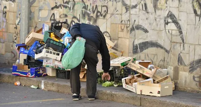 Sempre più famiglie bussano alla porta della Caritas, in dieci anni +62%: «Il lavoro non protegge dalla povertà»\n
