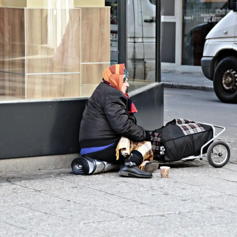 Sempre più famiglie bussano alla porta della Caritas, in dieci anni +62%: «Il lavoro non protegge dalla povertà»\n