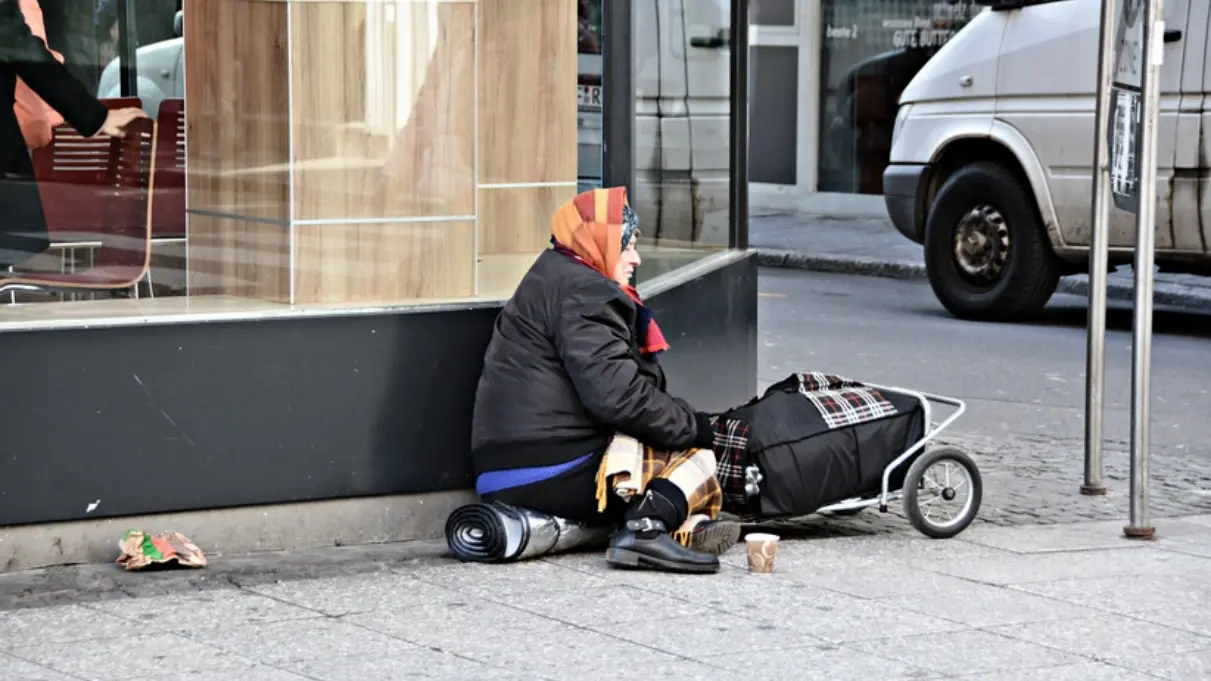 Sempre più famiglie bussano alla porta della Caritas, in dieci anni +62%: «Il lavoro non protegge dalla povertà»