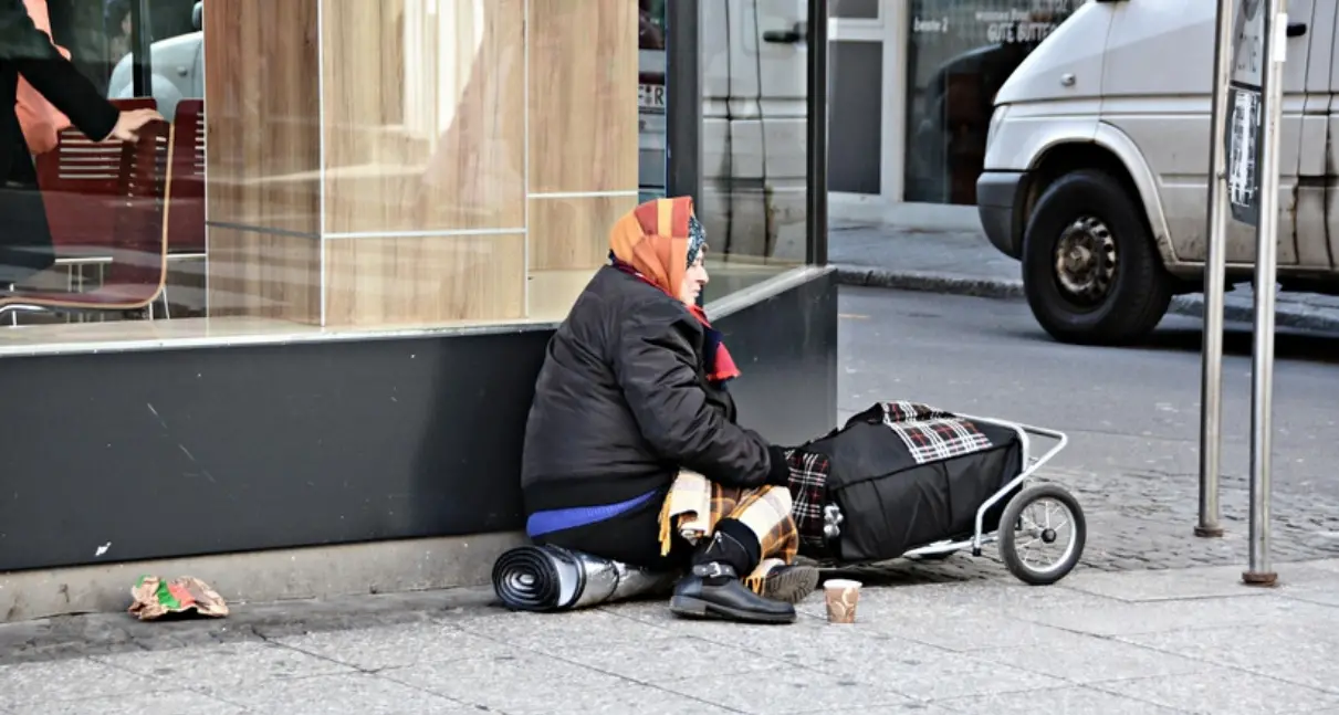 Sempre più famiglie bussano alla porta della Caritas, in dieci anni +62%: «Il lavoro non protegge dalla povertà»\n