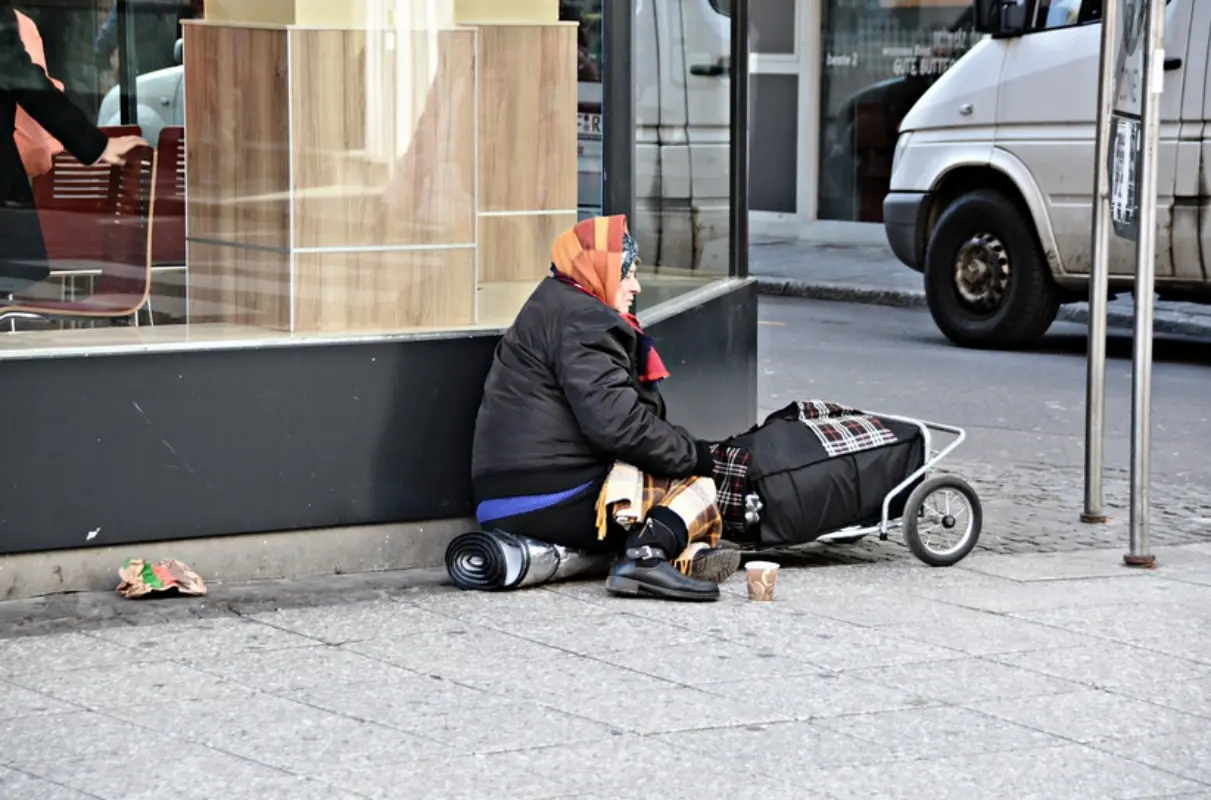 Sempre più famiglie bussano alla porta della Caritas, in dieci anni +62%: «Il lavoro non protegge dalla povertà»\n