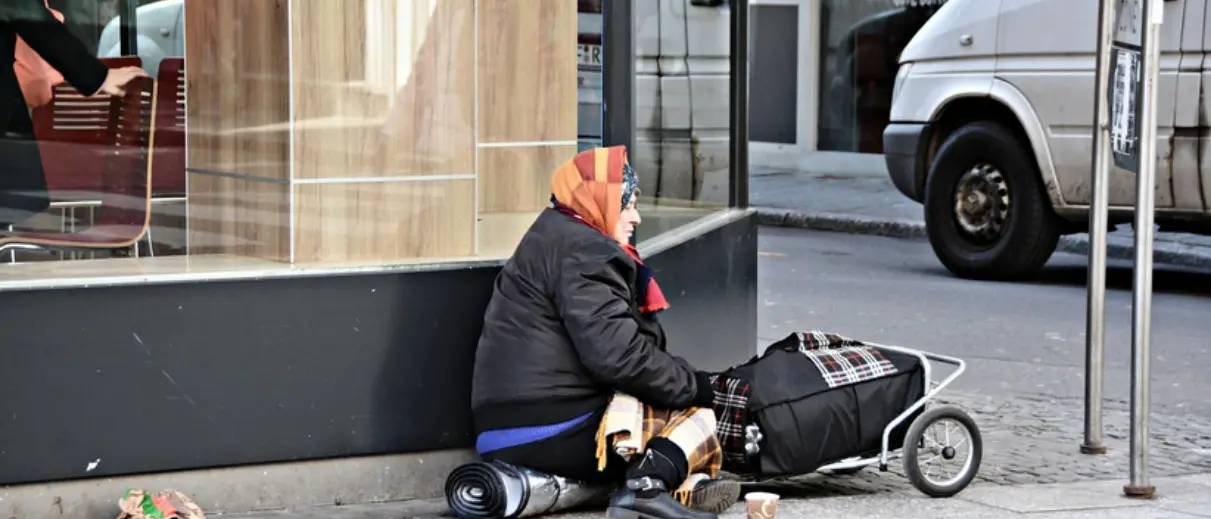 Sempre più famiglie bussano alla porta della Caritas, in dieci anni +62%: «Il lavoro non protegge dalla povertà»\n