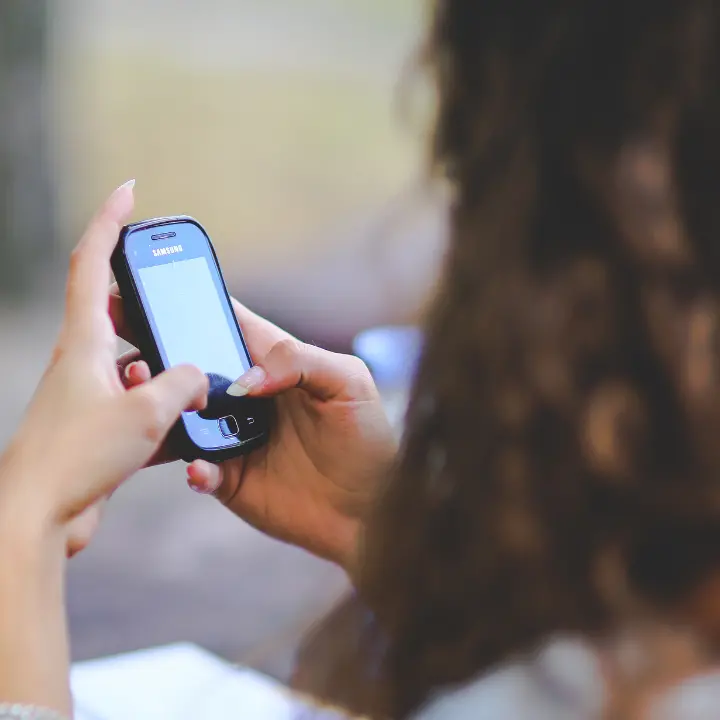 Stop ai cellulari in classe anche alle superiori: la circolare del ministero. Valditara: «Intervento\u00A0improcrastinabile»\n