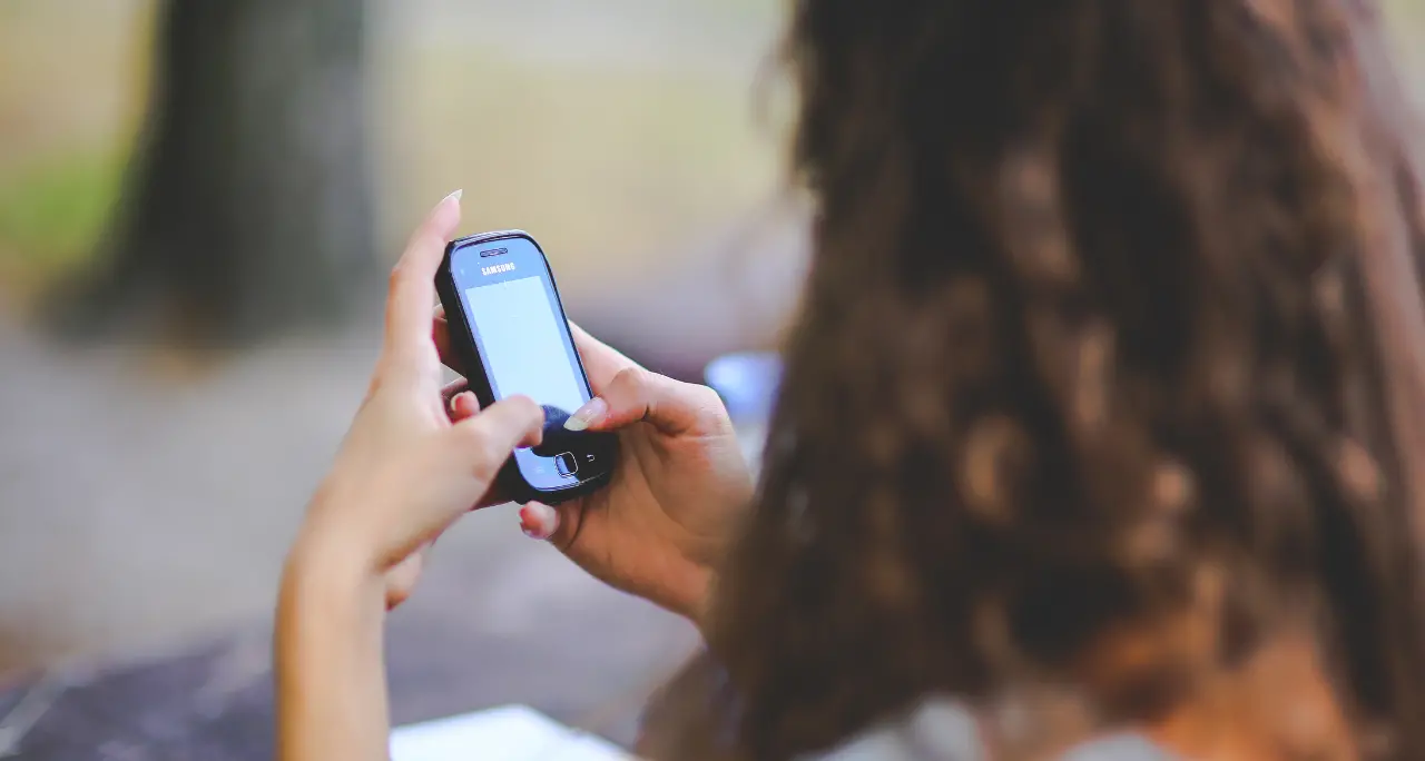 Stop ai cellulari in classe anche alle superiori: la circolare del ministero. Valditara: «Intervento\u00A0improcrastinabile»\n