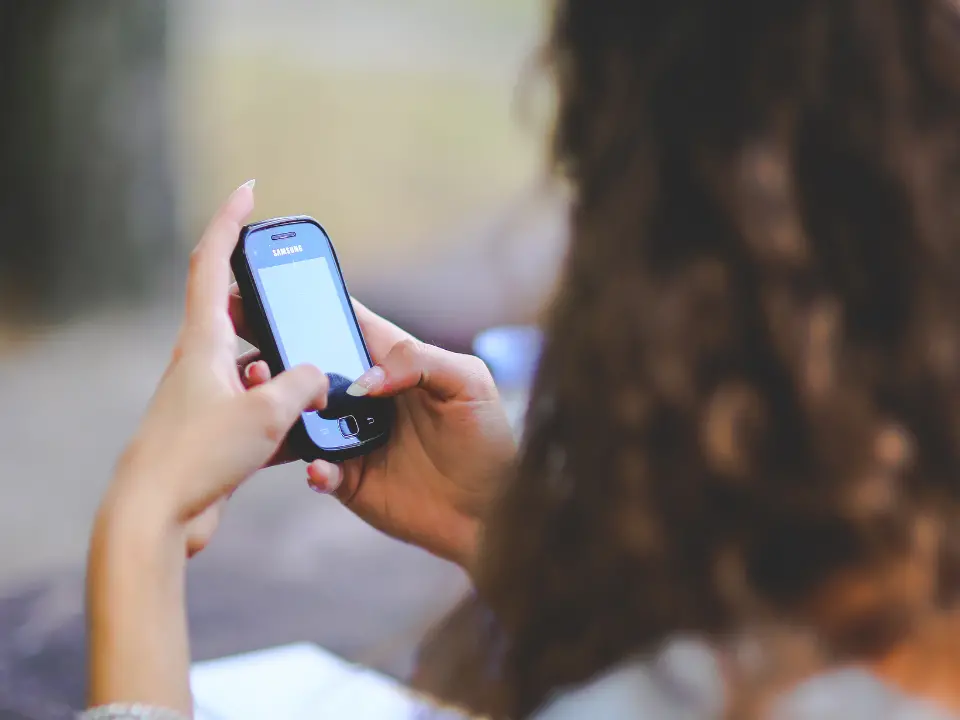 Stop ai cellulari in classe anche alle superiori: la circolare del ministero. Valditara: «Intervento improcrastinabile»