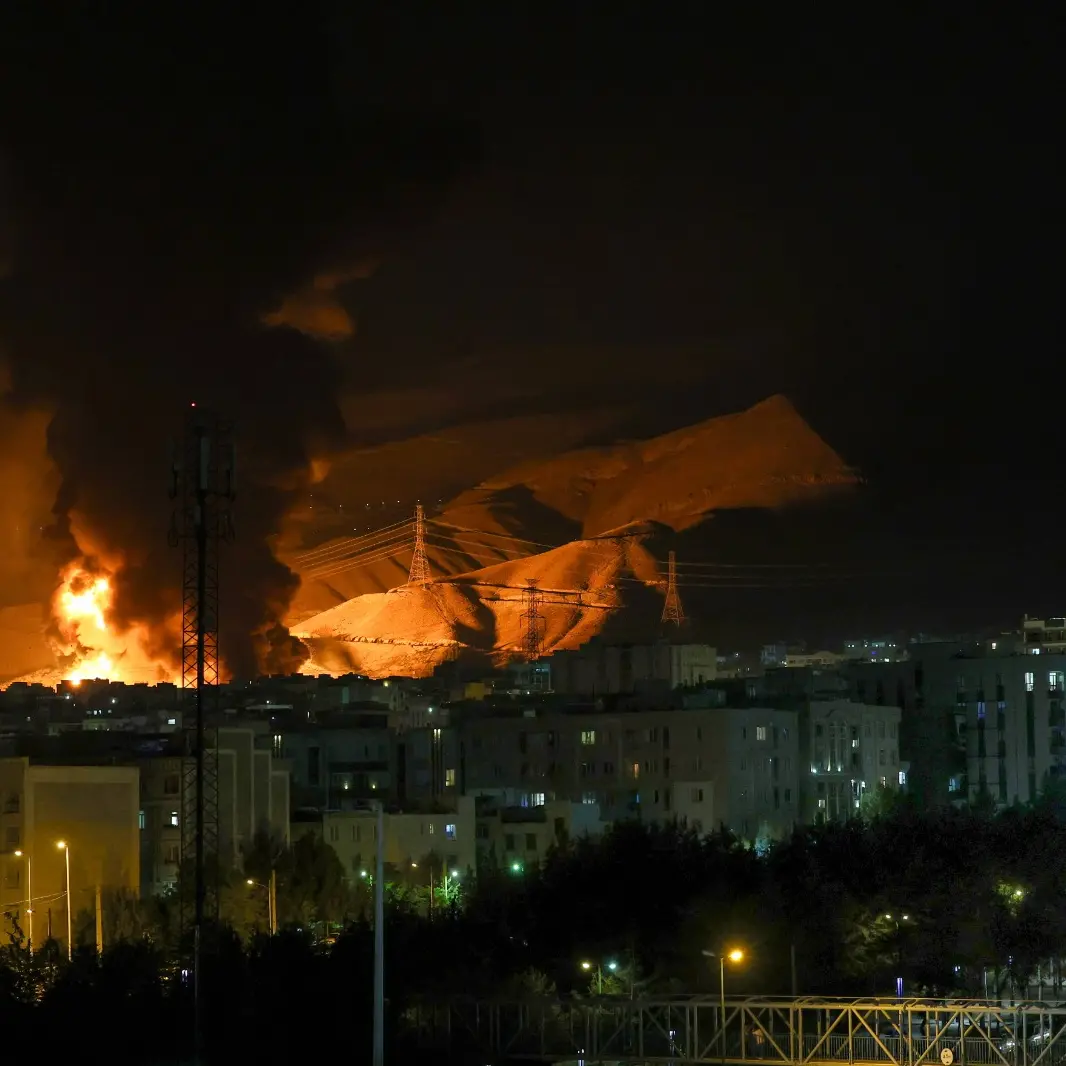 Israele-Iran, Netanyahu rivendica il controllo dei cieli su Teheran e colpisce la tv di stato iraniana\n