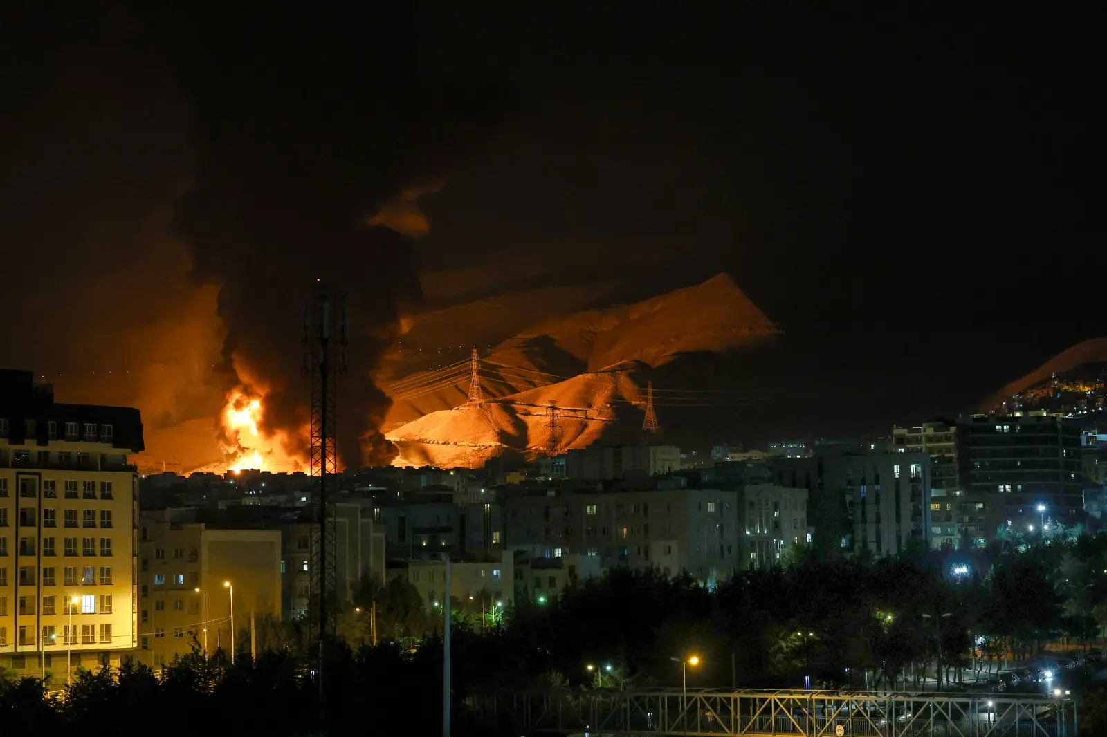 Israele-Iran, Netanyahu rivendica il controllo dei cieli su Teheran e colpisce la tv di stato iraniana\n