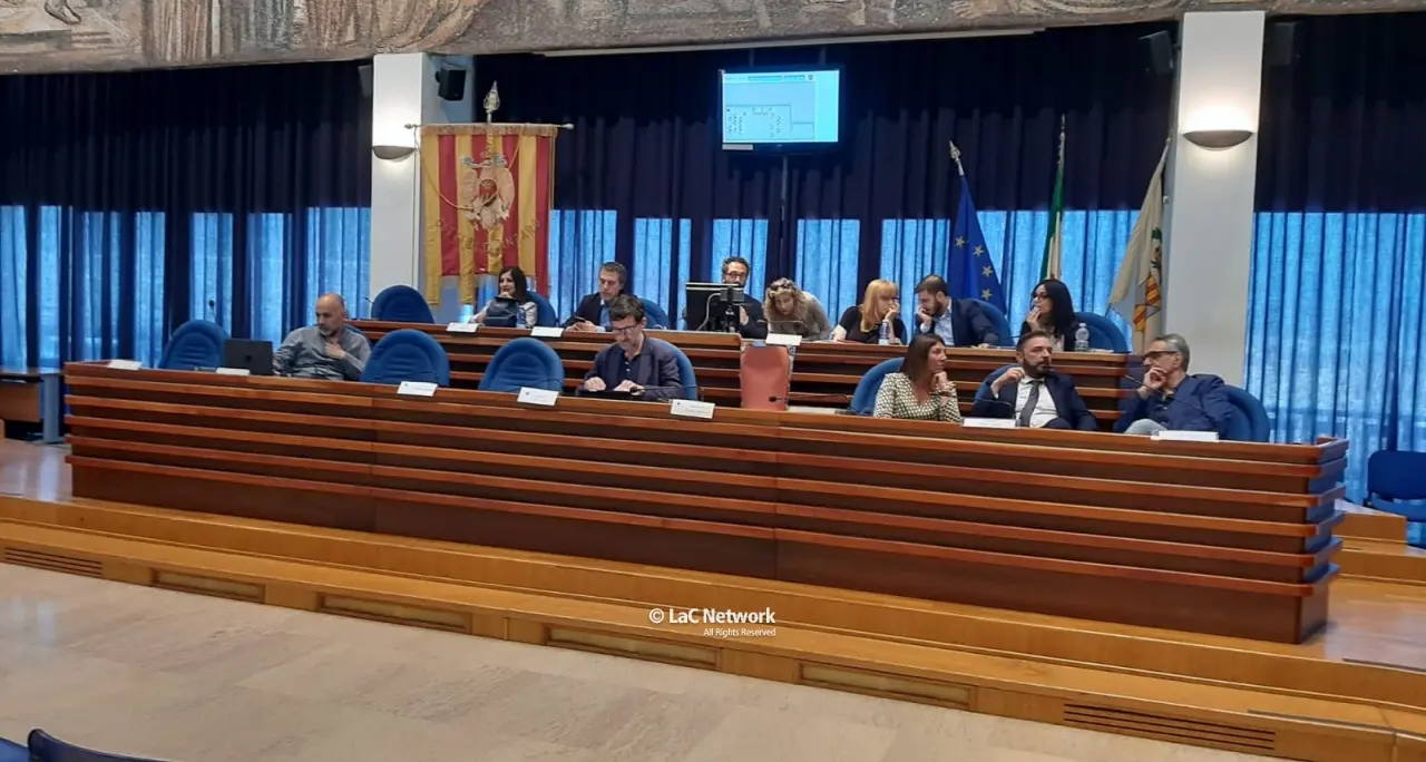 Catanzaro, tanta attesa per nulla e niente numero legale: salta il Consiglio comunale sul nuovo ospedale\n
