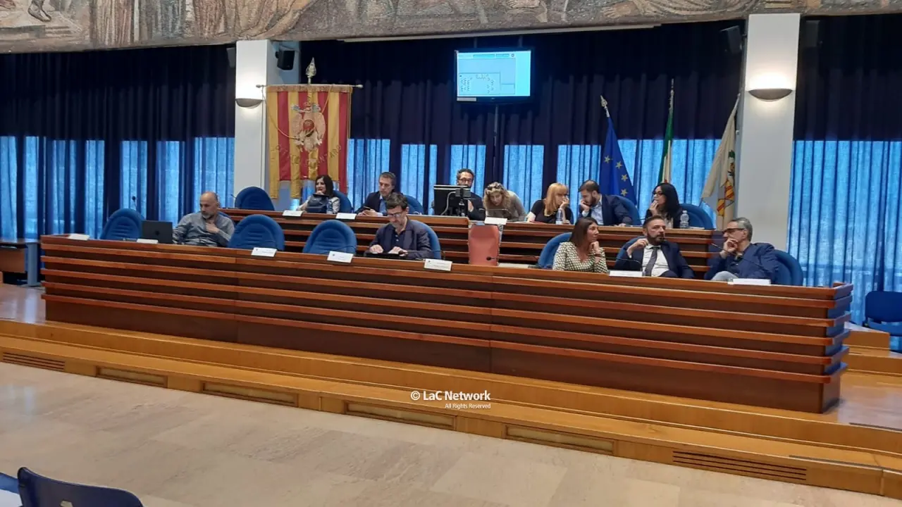 Catanzaro, tanta attesa per nulla e niente numero legale: salta il Consiglio comunale sul nuovo ospedale\n