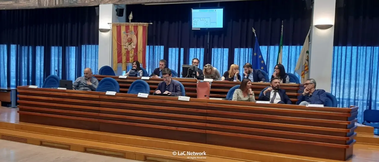 Catanzaro, tanta attesa per nulla e niente numero legale: salta il Consiglio comunale sul nuovo ospedale\n