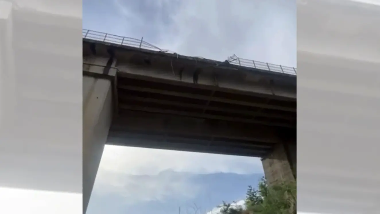 Tragedia sfiorata sull'A2: tir precipita dal viadotto Salso, illesi i due occupanti
