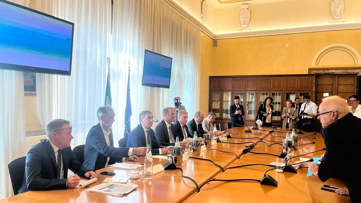 <p>La commissione parlamentare di inchiesta sulle Periferie in prefettura di Reggio Calabria&nbsp;</p>\\n