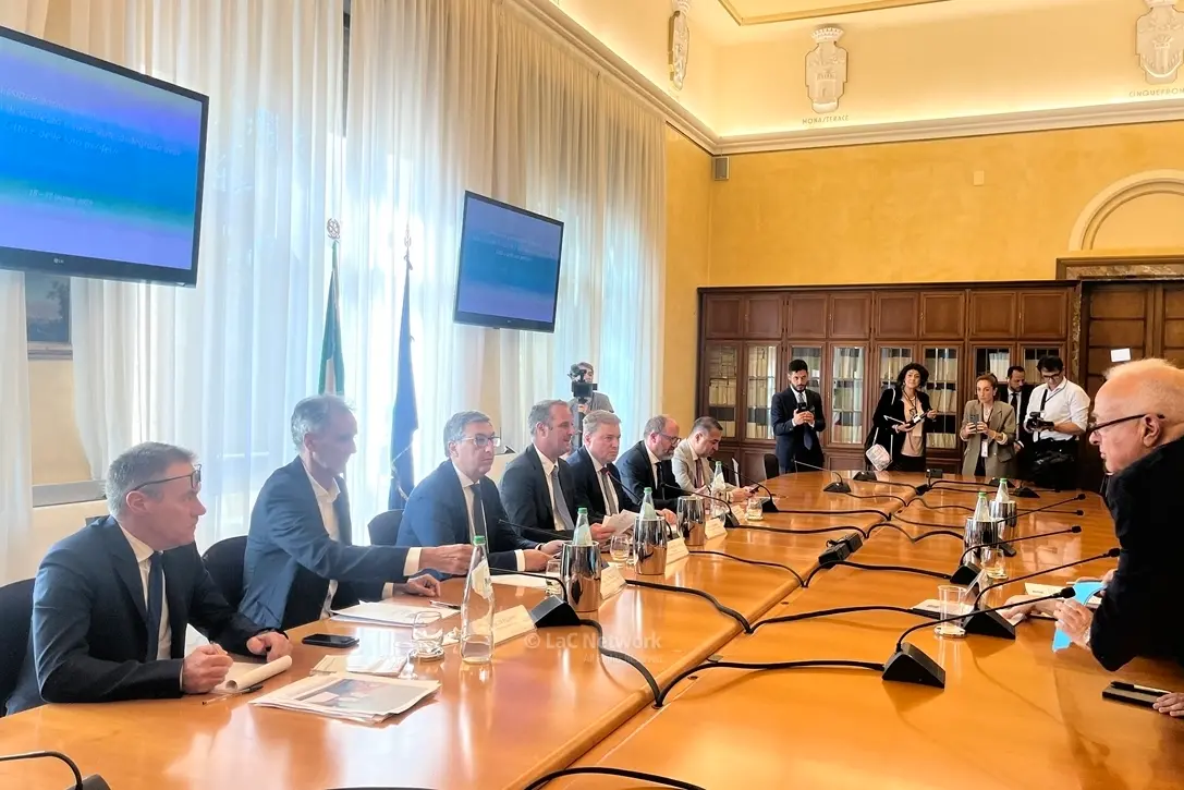 <p>La commissione parlamentare di inchiesta sulle Periferie in prefettura di Reggio Calabria&nbsp;</p>\\n