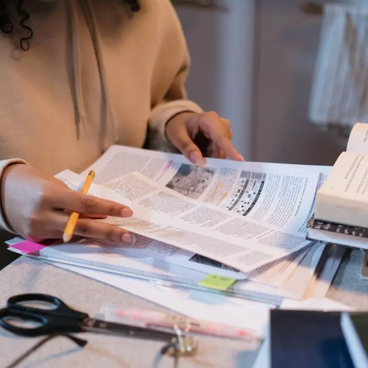 Notte prima degli esami, il rito perduto della maturità: tra ansia, merito e un mondo rotto in cui camminare\n