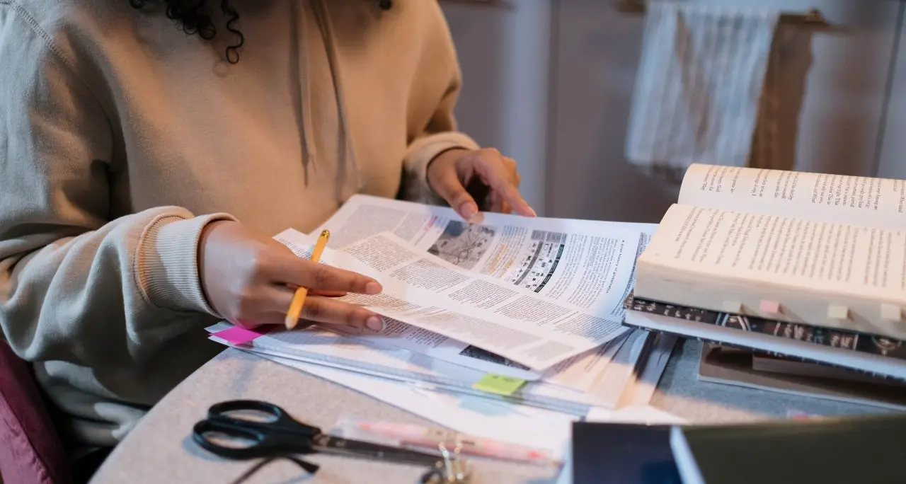 Notte prima degli esami, il rito perduto della maturità: tra ansia, merito e un mondo rotto in cui camminare\n