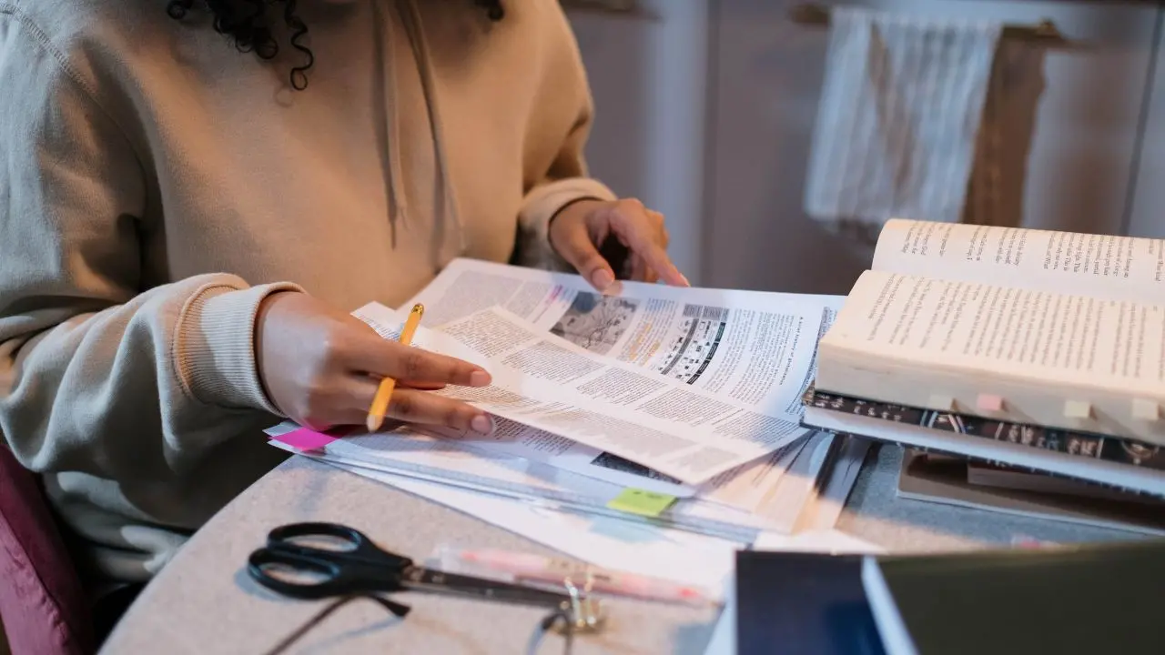 Notte prima degli esami, il rito perduto della maturità: tra ansia, merito e un mondo rotto in cui camminare\n