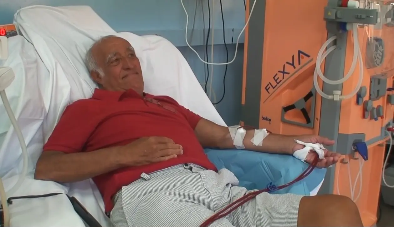 In vacanza in Calabria costretto a fare 40 km per la dialisi, un turista a Occhiuto: «Come possiamo tornare se mancano servizi essenziali?»