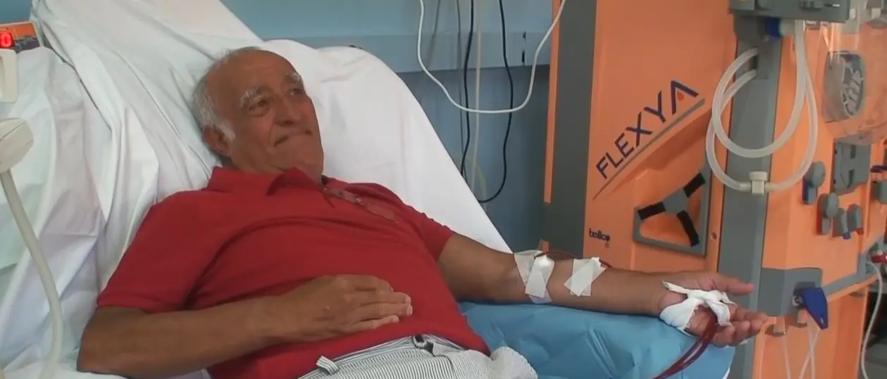 In vacanza in Calabria costretto a fare 40 km per la dialisi, un turista a Occhiuto: «Come possiamo tornare se mancano servizi essenziali?»