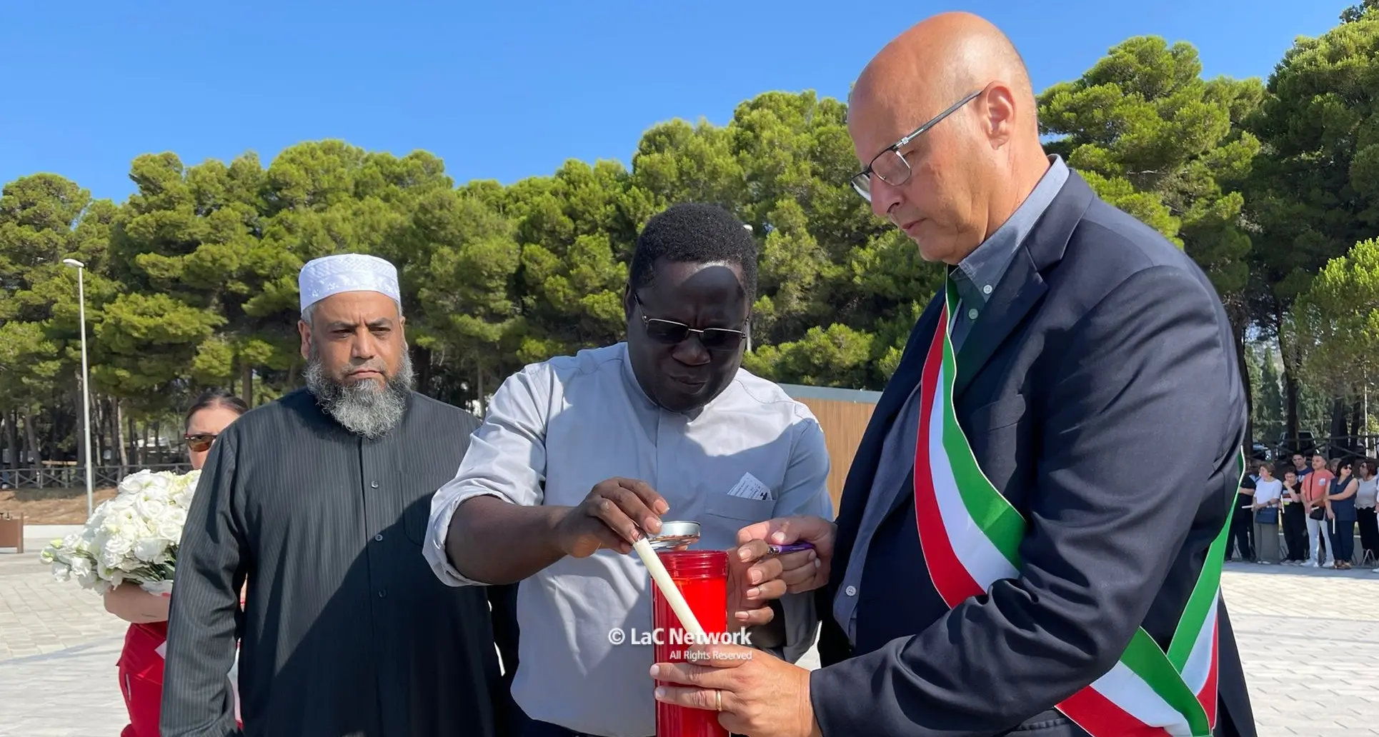 Roccella omaggia le vittime del naufragio avvenuto un anno fa, il sindaco Zito: «Governo assente»\n
