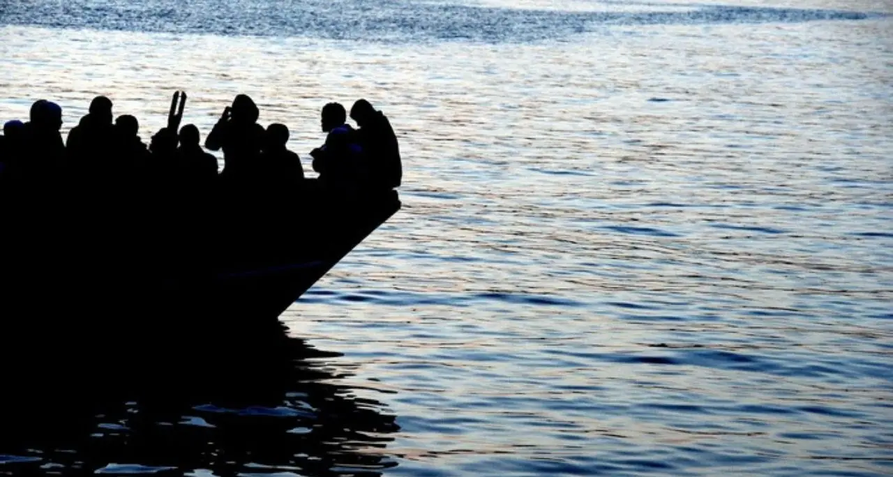 Crotone, sbarcati al porto 46 migranti salvati dalla nave umanitaria di Banksy. A bordo anche 10 minori e una neonata\n