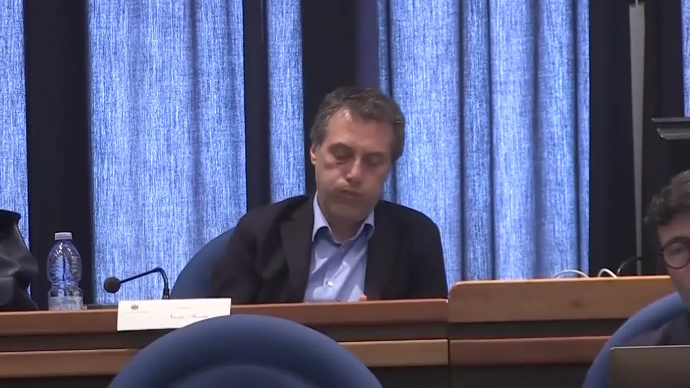 <p>Fiorita durante il Consiglio comunale</p>\\n