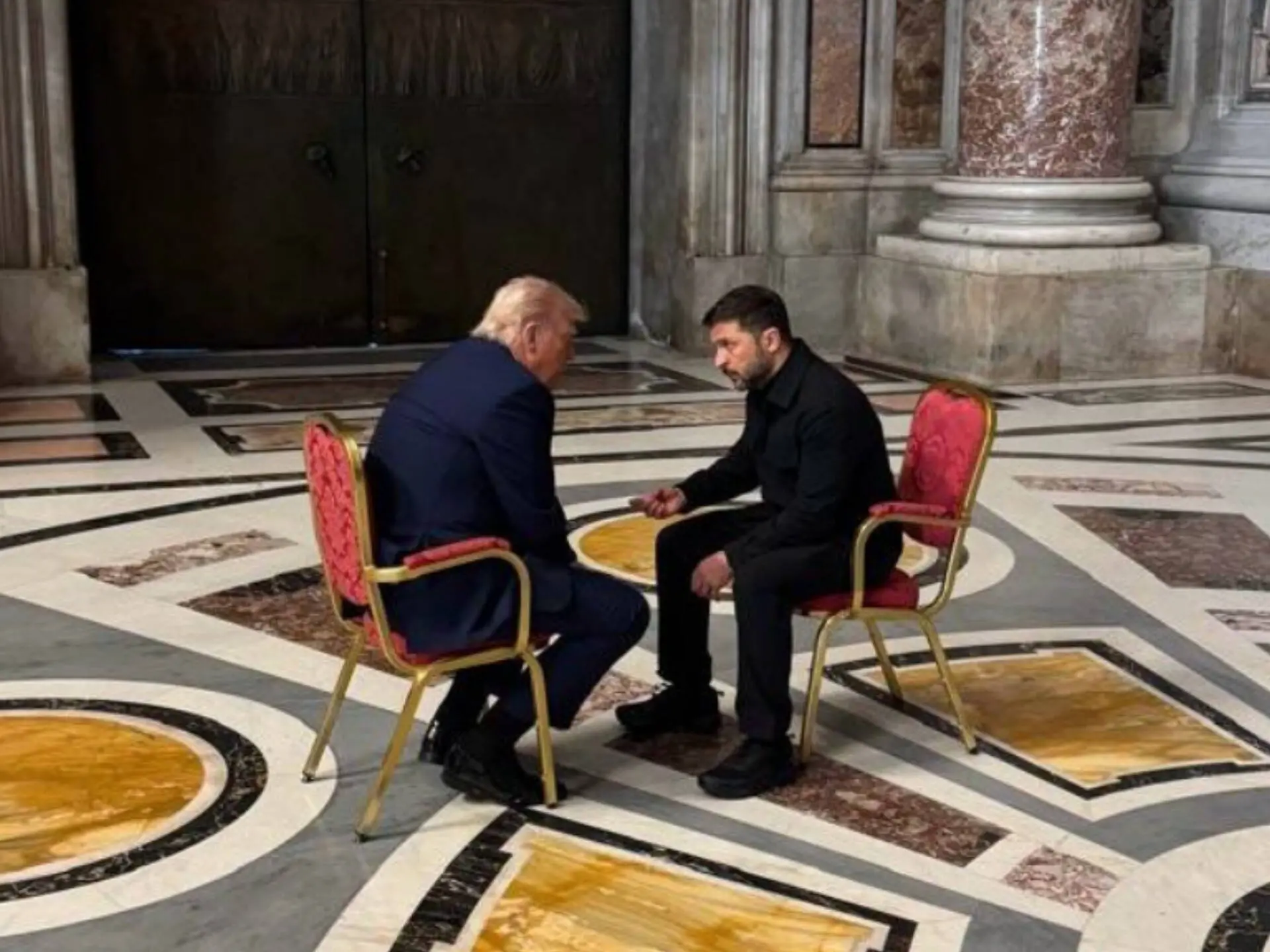 Trump si (auto)proclama «grande mediatore», ma i suoi tentativi di pace sono falliti. E ora minaccia di attaccare l’Iran\n