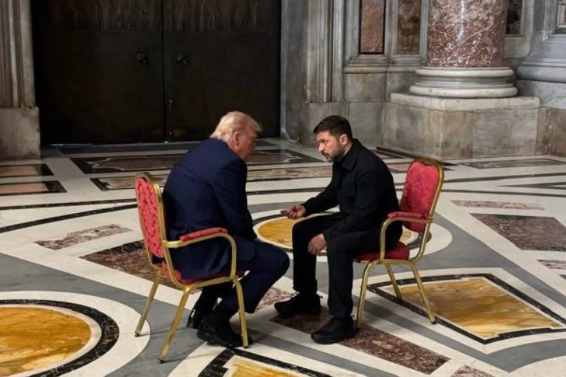 <p>Il colloquio tra Trump e Zelensky nel giorno dei funerali di papa Francesco (Ipa Agency)</p>\\n , Ukrainian Presidency/SIPA