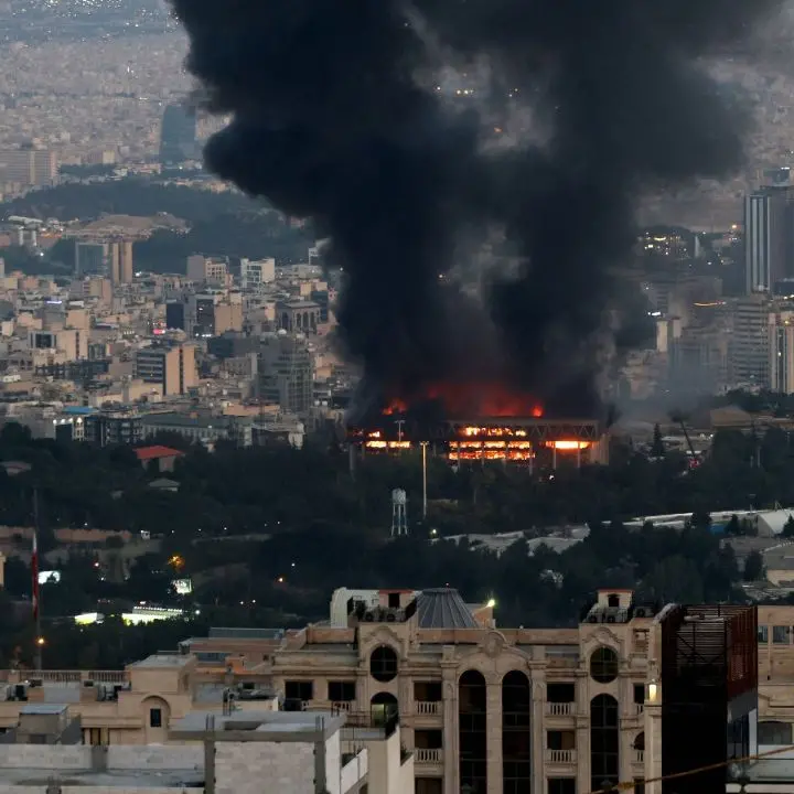 Guerra in Medio Oriente, in fiamme la Tv di Stato iraniana dopo il raid di ieri\n