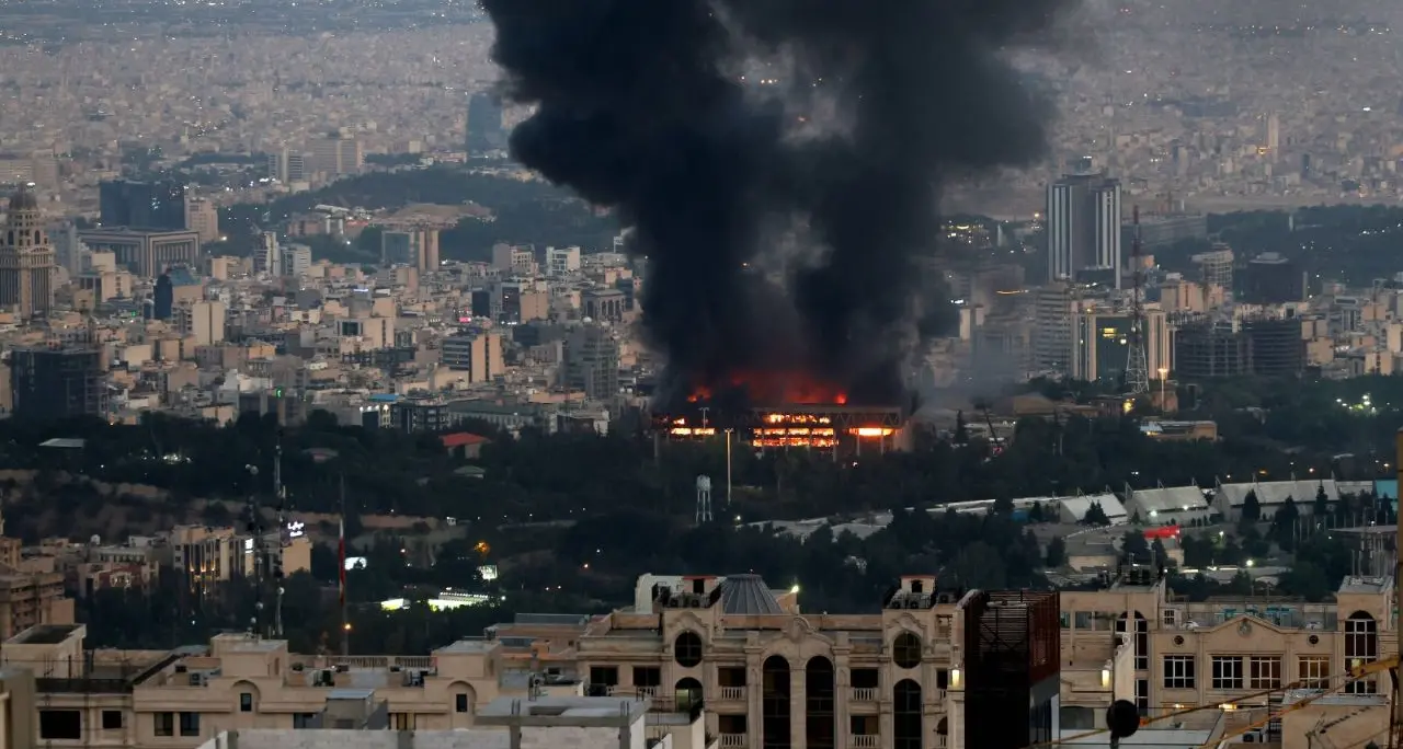 Guerra in Medio Oriente, in fiamme la Tv di Stato iraniana dopo il raid di ieri\n