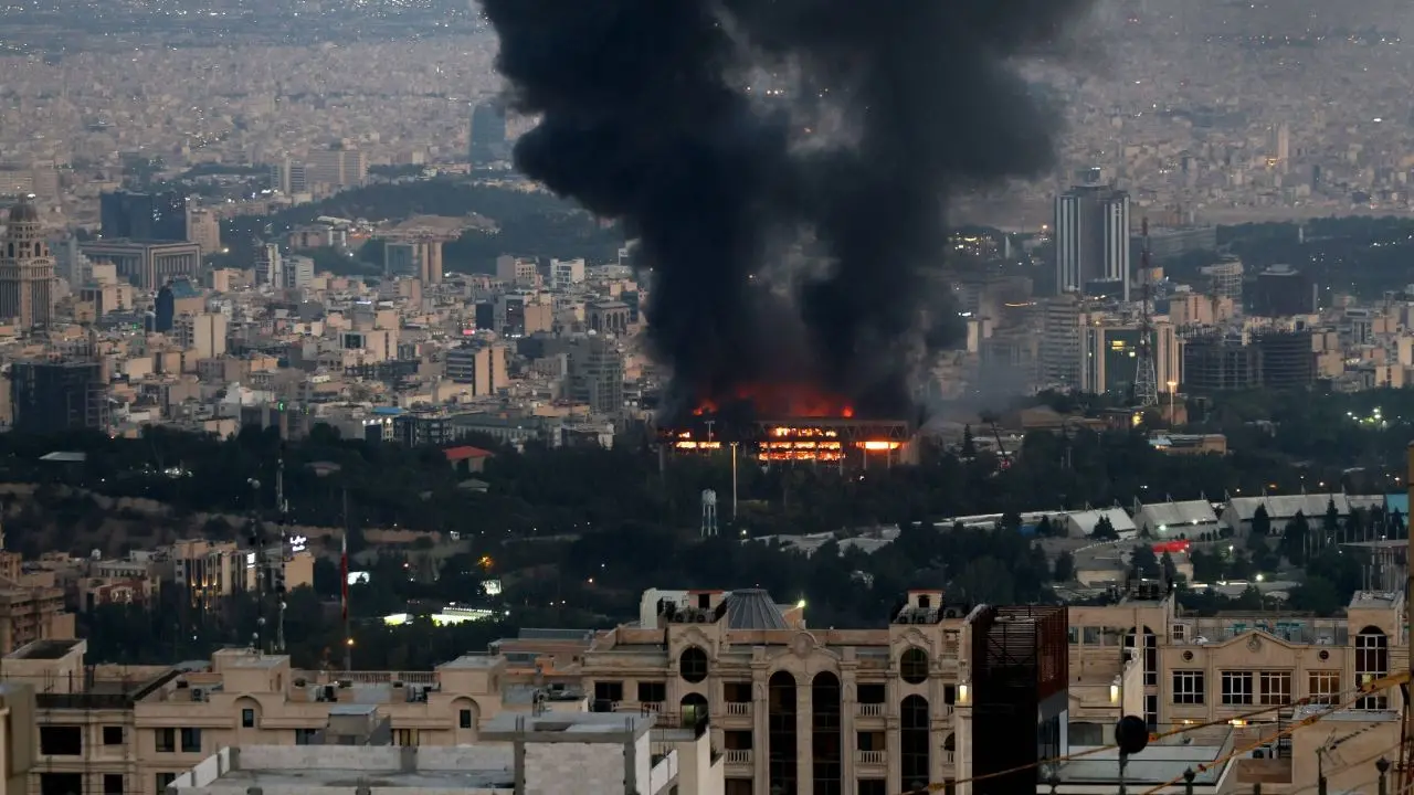Guerra in Medio Oriente, in fiamme la Tv di Stato iraniana dopo il raid di ieri\n