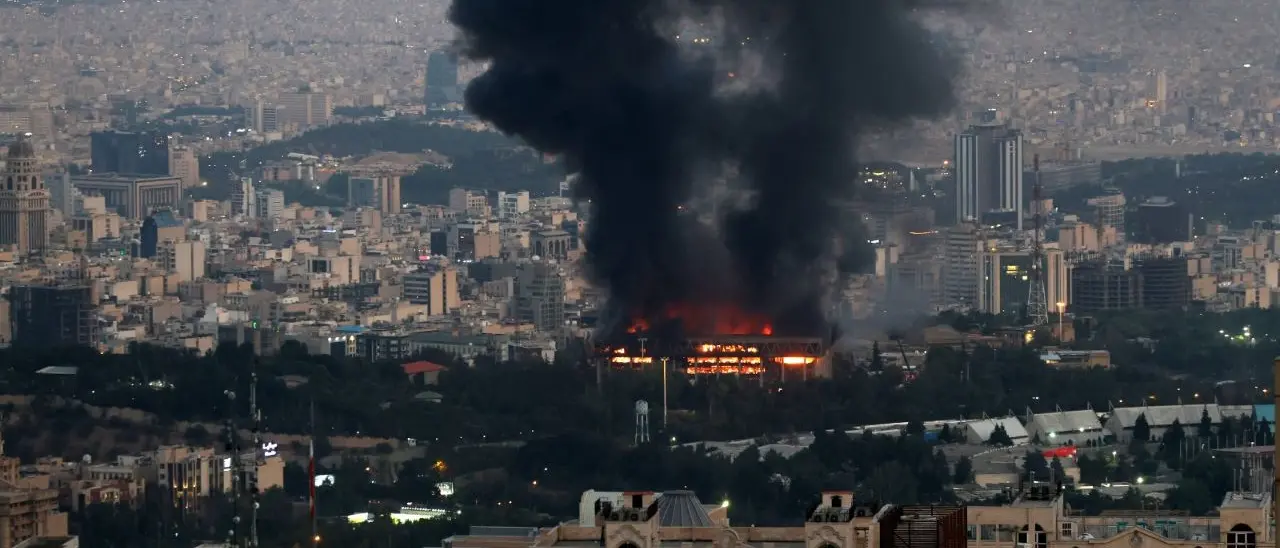 Guerra in Medio Oriente, in fiamme la Tv di Stato iraniana dopo il raid di ieri\n