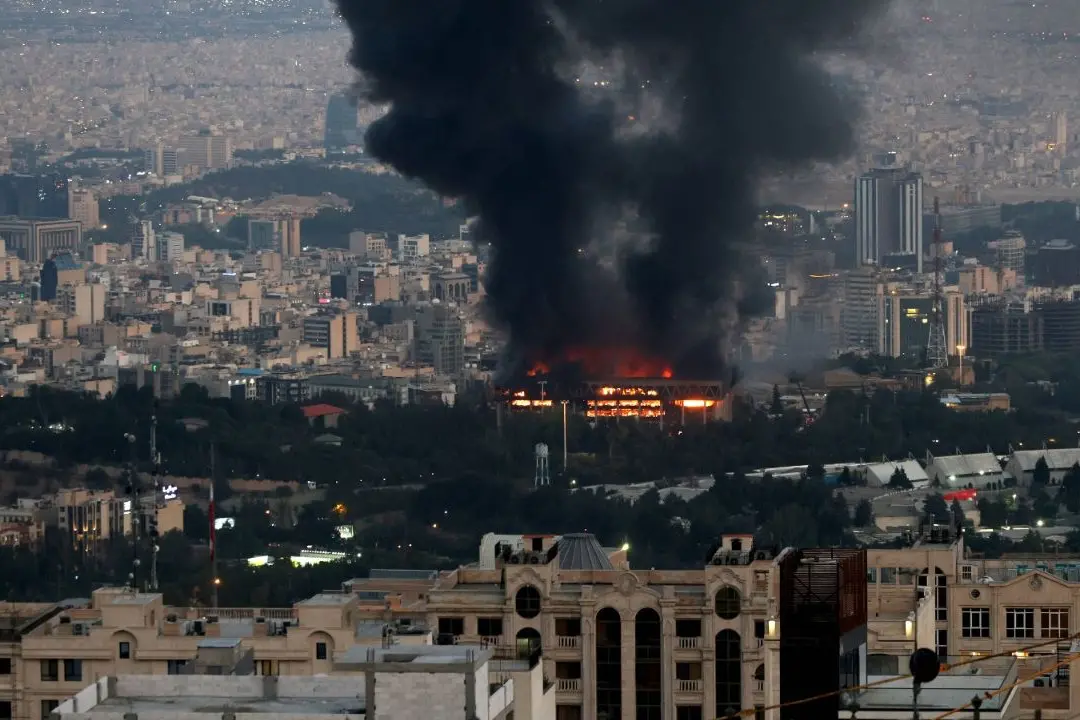 La colonna di fumo della Tv di Stato a Teheran