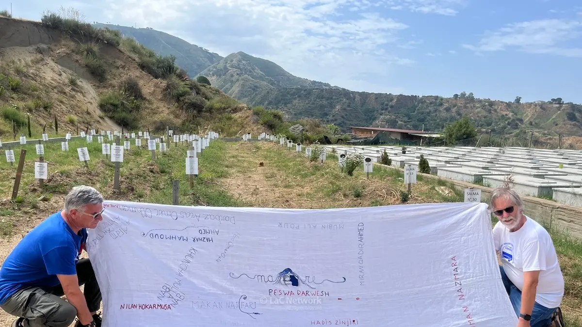 <p>Reggio, il lenzuolo della memoria migrante dedicato alle vittime del naufragio di Roccella&nbsp;al cimitero di Armo con la rete 26 febbraio</p>\\n