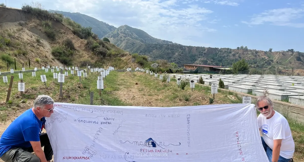 Reggio,\u00A0la Rete 26 febbraio rende omaggio alle 21 vittime del naufragio di Roccella sepolte al cimitero di Armo\u00A0\n