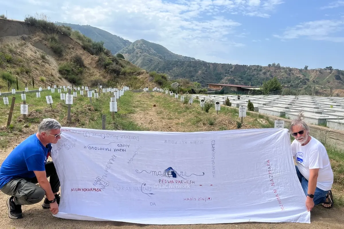 <p>Reggio, il lenzuolo della memoria migrante dedicato alle vittime del naufragio di Roccella&nbsp;al cimitero di Armo con la rete 26 febbraio</p>\\n