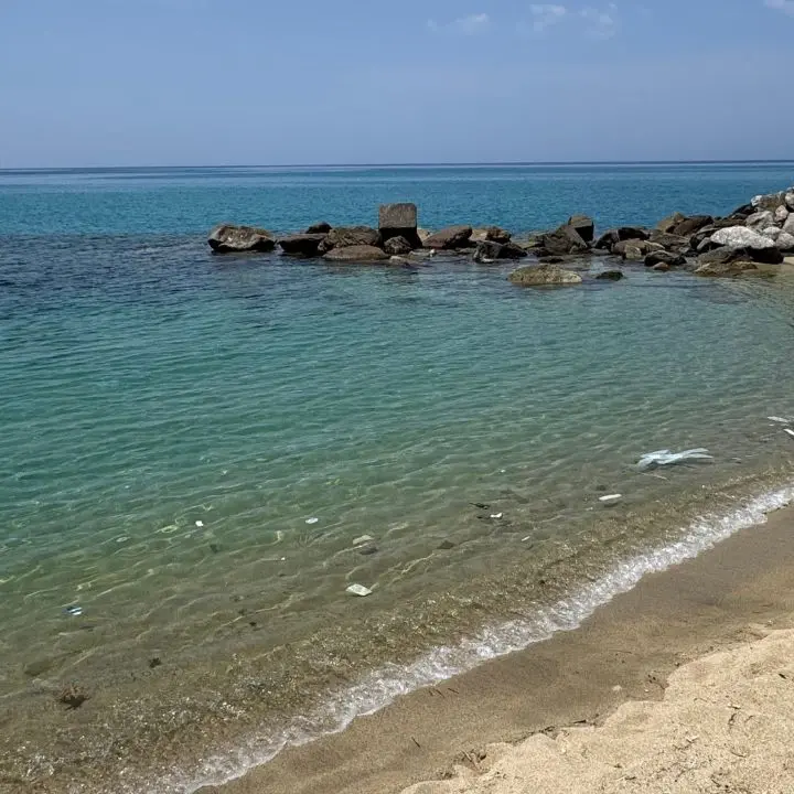 Spiaggia da bandiera nera a Pizzo, tra plastica e rifiuti i turisti se ne vanno: «Volevamo fare il bagno ma è impossibile»