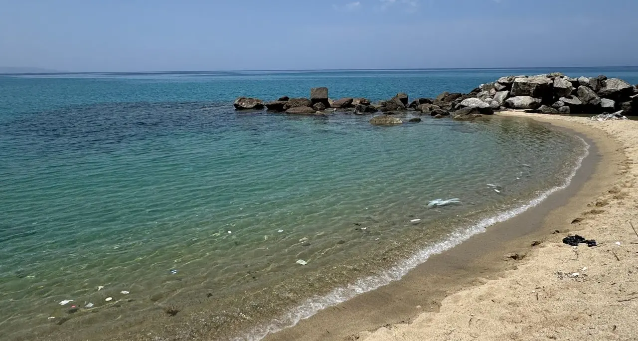 Spiaggia da bandiera nera a Pizzo, tra plastica e rifiuti i turisti se ne vanno: «Volevamo fare il bagno ma è impossibile»\n