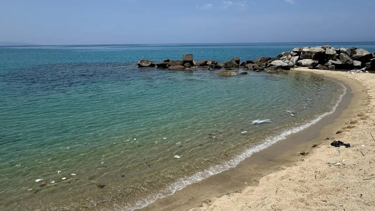 Spiaggia da bandiera nera a Pizzo, tra plastica e rifiuti i turisti se ne vanno: «Volevamo fare il bagno ma è impossibile»\n