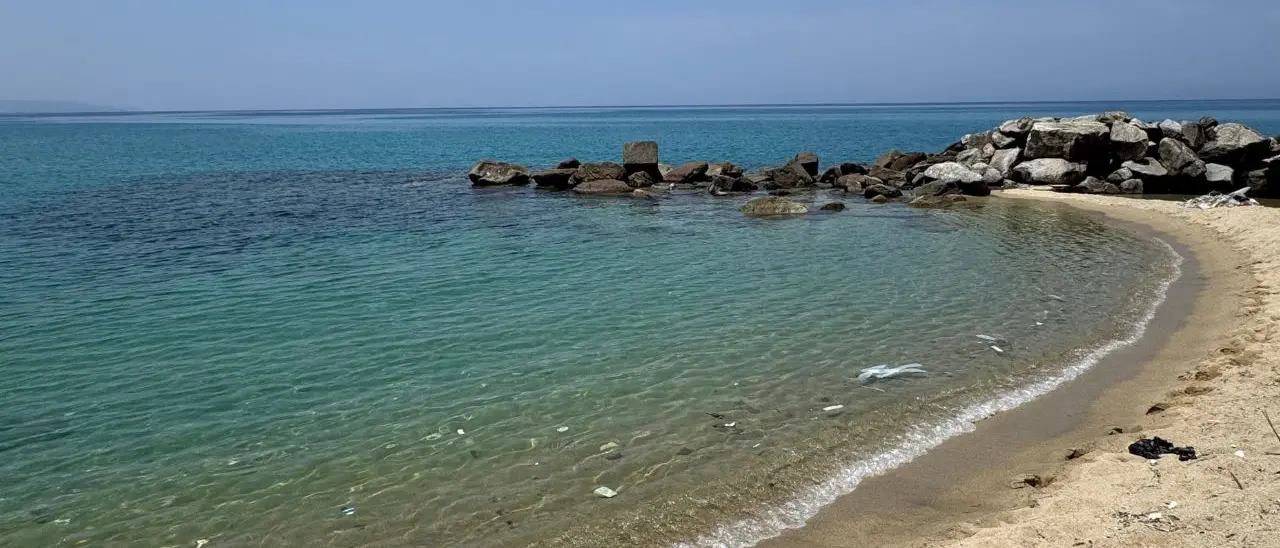 Spiaggia da bandiera nera a Pizzo, tra plastica e rifiuti i turisti se ne vanno: «Volevamo fare il bagno ma è impossibile»\n